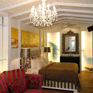 Zimmer mit Kingsize-Bett
